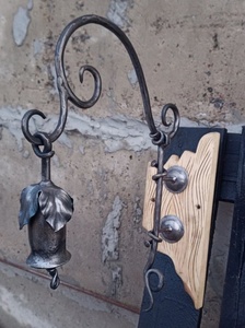 Poignée de porte en fer forgé à la main, ornée de motifs de feuilles et de cloches, avec support de style traditionnel, facile à assembler. - Product Image 2