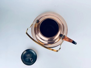 Théière traditionnelle haut de gamme plaquée cuivre avec longue becquetée élégante, poignée latérale décorative, couvercle intégré, design ventru et design haut de gamme - Product Image 3