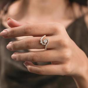 Anillo de Oro Amarillo Macizo con Diamantes de Corte Redondo en Diseño de Remolino, Engaste Graduado en Pavé, Espiral Única y Onda Bypass, Elegante y Distintivo - Product Image 3