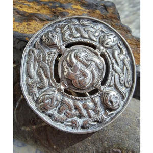 Broche celta tradicional antiguo con escudo circular, joyería escocesa con nudos, patrones en relieve, broches con diseño de cuadros. - Product Image 3