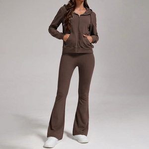 Ensemble de survêtement pour femme personnalisé avec logo, vêtements de sport à séchage rapide pour la course et la compétition de fitness - Product Image 4