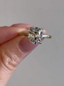 Bague de fiançailles en diamant de laboratoire de 3 carats, taille coussin, provenant d'une ancienne mine, en or jaune 14 carats, certifiée IGI. - Product Image 1