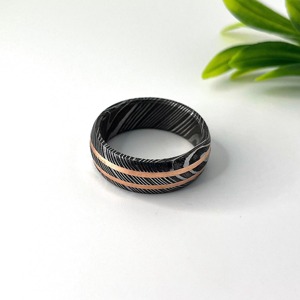 Anillo de Acero de Damasco con Incrustaciones de Fibra de Carbono, Anillo de Boda para Hombre, Ajuste Cómodo, Hecho a Mano, Patrón Único, Joyería de Compromiso para Novio - Product Image 1