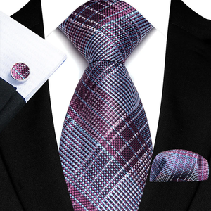 Conjunto de corbata de seda para hombre con estampado a cuadros naranja, gemelos y pañuelo de bolsillo, estilo clásico para uso empresarial. - Product Image 5