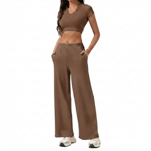 Conjunto de yoga de dos piezas personalizado en marrón, ropa deportiva, top corto de manga corta con cuello redondo de spandex/nailon, pantalones de pierna ancha de cintura alta para descanso. - Product Image 1