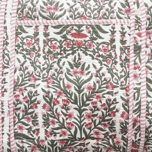 Bolsa de Viaje de Algodón con Estampado Floral Hecho a Mano en Jaipur, Bolsa de Fin de Semana de Gran Capacidad, Bolsa de Viaje Sostenible para Mujer con Cierre de Cremallera - Product Image 4