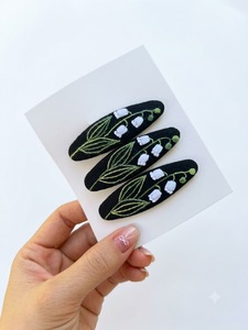Lot de 3 pinces à cheveux artisanales vintage brodées en bois avec plumes et rivets triangulaires, barrettes en tissu motif blé, marguerite et abeille pour femme - Product Image 3