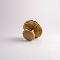 Support à gâteau en fil métallique durable, conçu pour une présentation fiable des desserts lors de réceptions familiales et d'événements organisés.