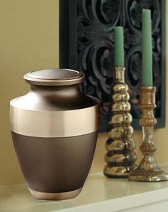 Elegante urna de cremación de latón para cenizas humanas, pieza de tributo conmemorativo para los seres queridos de honor funerario - Product Image 3