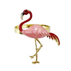 Ronds de serviette au design flamant rose exquis, idéaux pour la décoration de table, les hôtels, les cafés, les mariages et les dîners haut de gamme, en provenance d'Inde. - Product Image 4