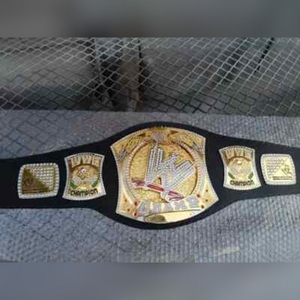 เข็มขัดแชมป์ WWE World Heavyweight Championship แบบหมุนได้ พร้อมจุดศูนย์กลางที่เป็นจุดเด่นเคลือบทอง - Product Image 1