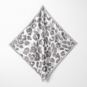 Pañuelos Cuadrados de Algodón, Poliéster y Seda con Estampado Floral para Fiestas, Pañuelos Tipo Bandana, Impresión Digital, Colores y Tamaños Personalizados, Transpirables, Venta al Por Mayor - Product Image 5