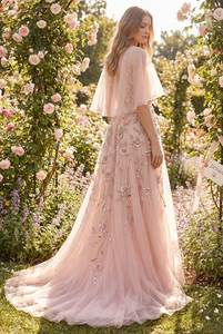 Robe de soirée formelle style féerique romantique pour invitée de mariage, col en V, en maille rose brodée de fleurs, manches papillon - Product Image 5