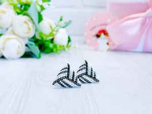 Pendientes Triangulares Negros y Blancos, Pequeños Pendientes Geométricos Monocromáticos, Regalo para Mujer, Pendientes Minimalistas con Cuentas - Product Image 3