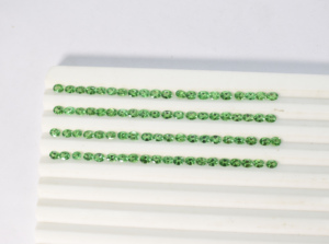 Pierre précieuse naturelle Tsavorite taille poire 4x3 mm, qualité Eye Clean, pierre brute pour bijoux - Product Image 3