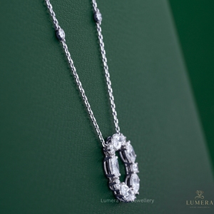 Collier Exquis en Diamants Circulaires, Ovales et Ronds en Or Blanc 14K avec Motif Couronne Multi-Pierres et Pendentif Chaîne Station - Product Image 5