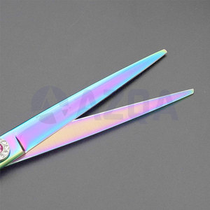 Tijeras de Corte de Pelo de Acero Inoxidable de 7 Pulgadas con Recubrimiento de Titanio Arcoíris, con Tornillo de Tensión con Incrustaciones de Gemas y Anillos de Dedo Desplazados - Product Image 4