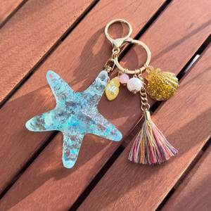 Elegant Transparent Resin <b>Key</b> Ring Crafted With Dried Leaves Design For Fashion Accessory Lovers Everywhere - Product Image 4