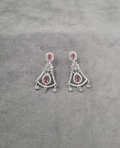 Boucles d'oreilles pendantes en forme d'éventail, plaquées rhodium, avec pierre de coupe poire et diamant américain, collection de boucles d'oreilles de luxe à la mode, vente en gros - Product Image 5