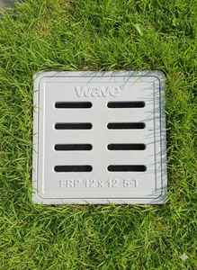 Couvercle de caniveau carré en fibre de verre DMC 12x12 pouces, perforé, avec grille en plastique gris pour allée de stationnement - Product Image 3