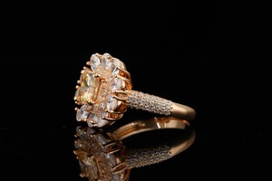 Bague Fleur en Moissanite Plaqué Or Rose, Taille Coussin, Sertissage à Griffes Centrales, Bijou de Luxe pour Femme, Idéal pour Fiançailles - Product Image 3