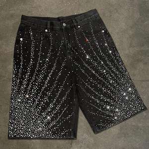 ผู้ผลิตกางเกงยีนส์ขาสั้นผู้ชายทรงหลวม ดีไซน์ประดับเพชร สไตล์วินเทจ สตรีทแวร์ จอร์ทส์ กางเกงยีนส์ขาสั้นโอเวอร์ไซส์สำหรับผู้ชาย - Product Image 5