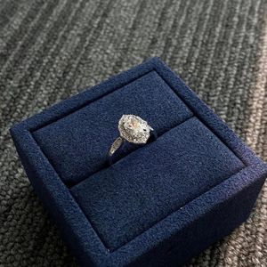 Anillo de Compromiso con Halo de Diamantes Cultivados en Laboratorio de Corte Ovalado para Mujer en Oro Rosa de 10K/14K/18K con Estilo Encantador - Product Image 6