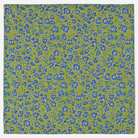 Tissu en coton imprimé floral vert olive avec motif de fleurs bleues, textile doux et respirant pour la confection de kurtis et de dupattas.