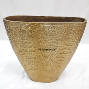 Vase décoratif en aluminium de forme unique avec texture gaufrée crocodile pour la décoration de maisons, hôtels, centres commerciaux et complexes hôteliers - Product Image 4