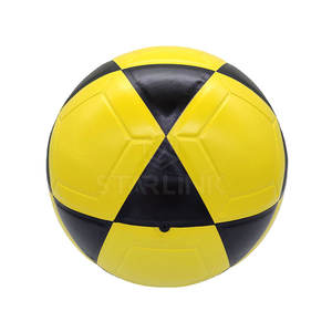 Ballon de football en matériau durable, design personnalisé imprimé, léger, prix raisonnable, pour l'entraînement, fabriqué au Pakistan - Product Image 4
