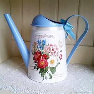 Arrosoir en métal élégant, finition émaillée imprimée, adapté au jardinage, aux plantes d'intérieur, aux pelouses extérieures et à un usage décoratif. - Product Image 3