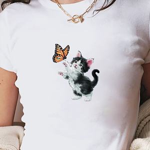 Camiseta corta moda mujer gatito alcanzando mariposa - Product Image 2