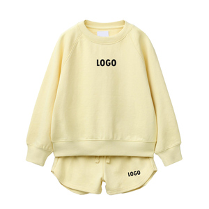 Conjunto de Sudadera y Pantalones Cortos Deportivos Unisex Amarillos, Cuello Redondo, Manga Larga, Logotipo con Letras Impresas, Estilo Casual, Otoño, 2 Piezas - Product Image 1