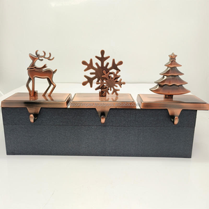 Reno de madera con soporte de media de metal para mesa de Navidad decorativa - Product Image 2