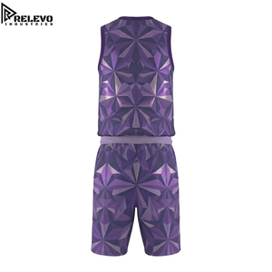 Ensemble de maillots de basket-ball sublimés personnalisés, uniforme sportif technique violet foncé avec des motifs géométriques étoilés lavande et argentés - Product Image 2