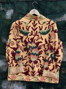 เสื้อแจ็คเก็ตซูซานีลายมัสตาร์ดแบบดั้งเดิมสำหรับผู้หญิง งานปักลายดอกไม้สไตล์โบโฮ ทำมือ ขายส่งสำหรับร้านบูติกและส่งออก - Product Image 6