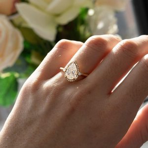 Anillo clásico con diamante de corte pera de 2.02 quilates cultivado en laboratorio, halo oculto, oro sólido de 14K, regalo sorpresa de boda y compromiso para novias - Product Image 3