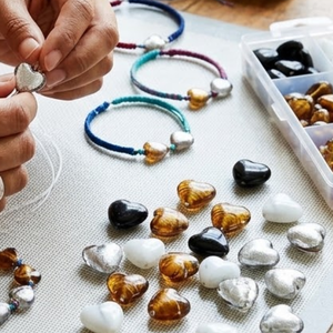 Cuentas de Vidrio Plateadas en Forma de Corazón de 18 mm |   Cuentas Sueltas Negras, Rojas, Blancas y Plateadas para la Fabricación de Joyas y Manualidades Decorativas - Product Image 3