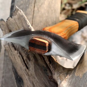 Hache de camping à double tête forgée à la main – Hachette en acier au carbone, manche en bois de frêne massif avec étui en cuir, haches OEM personnalisées - Product Image 3