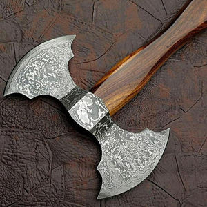 Hacha de doble cabeza de acero de Damasco, herramienta artesanal para exteriores con cabeza de acero estriado y mango de madera natural. - Product Image 4