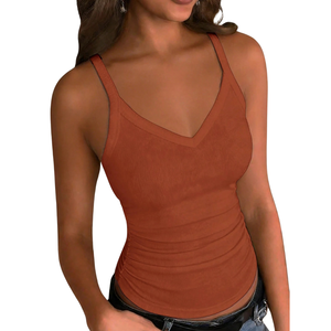 Débardeur côtelé uni respirant pour femme, col en V, coupe ajustée, bretelles spaghetti, fronces latérales, logo frontal, tee-shirt décontracté d'été - Product Image 1