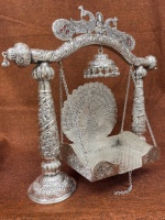 Nouveauté : Jhoola en laiton traditionnel plaqué argent, design paon, pour la décoration de la maison et du Mandir