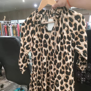 Colección Artesanal, Vestido Túnica Maxi Boho de Algodón Premium para Mujer, Diseño Tradicional con Estampado de Leopardo, Cuello Alto con Volantes, Elástico - Product Image 1