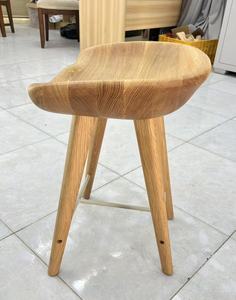 Taburete de Bar Moderno de Roble Blanco Macizo con Asiento Esculpido y Reposapiés de Metal, Silla de Barra Contemporánea de Madera - Product Image 6