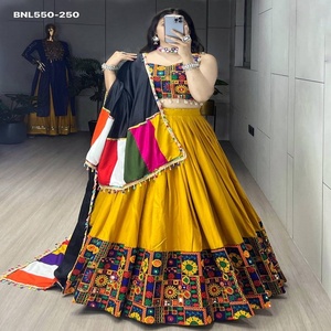 Hermoso conjunto de Lehenga Choli y Dupatta de diseño tradicional indio en rayón y algodón con diseño Gamthi y trabajo de espejo, a precio de mayorista. - Product Image 1