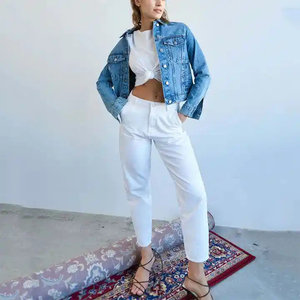 Chaqueta vaquera azul claro para mujer, estilo camionero, manga larga, abotonadura sencilla, con bolsillos de parche - Product Image 5