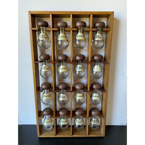 Étagère à épices vintage en bois de pin avec bocaux en verre - Organisateur de rangement de cuisine rustique en gros - Product Image 4