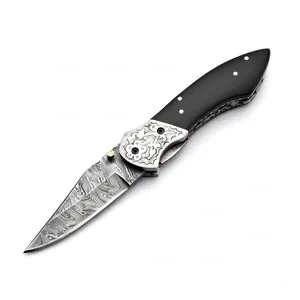 Cuchillo de Caza Plegable con Mango Negro, Hoja con Diseño y Empuñadura Decorada, para Uso en Exteriores, Campamento y Campo, Herramienta de Corte Compacta de Bolsillo - Product Image 1