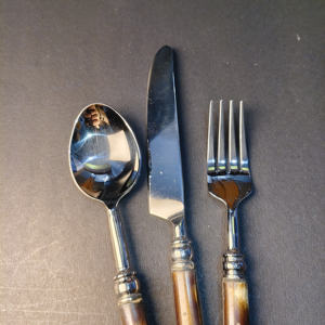 Juego de Cubiertos de 3 Piezas con Mango de Resina Imitación Cuerno/Ámbar, Incluye Cuchara, Cuchillo y Tenedor. Para Accesorios del Hogar - Product Image 3
