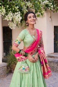 Lehenga Choli en soie jacquard traditionnel indien, conçu par des artisans, avec des broderies Zari, pour tenue de mariage, vêtements de cérémonie pour femmes. - Product Image 5